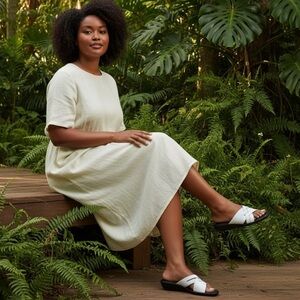 Clarks Women’s Sandal Slip On White/Black Criss-Cross Toe Heel Sandal Size-7